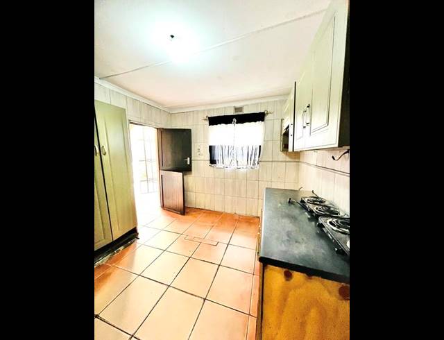 6 BEDROOM HOUSE FOR SALE IN UMLAZI A